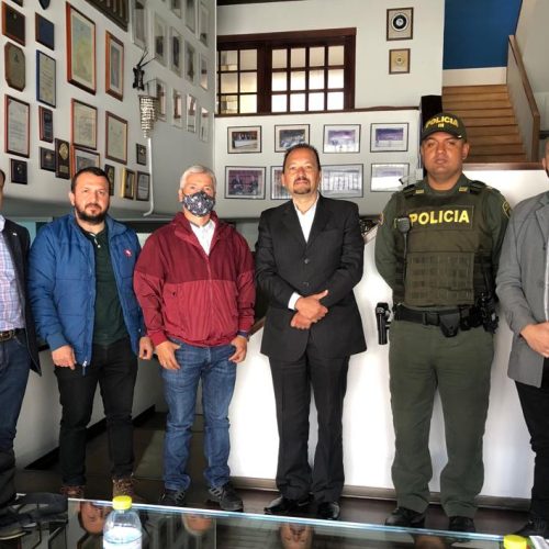 Se desarrolla espacio de trabajo con la Policía Nacional, autopartistas del sector 7 de agosto y miembros de la junta directiva seccional para fortalecer estrategias de seguridad y movilidad en el sector”.