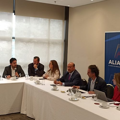 El Presidente Ejecutivo Nacional de Asopartes Carlos Andrés Pineda Osorio @cpinedao en el marco de la reunión gremial @AliadasAlianza expuso al candidato @FicoGutierrez la actualidad del sector automotriz.